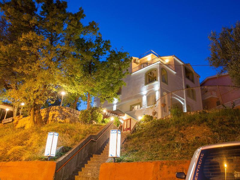 Pansion Nobel Hotel Petrovac Buitenkant foto