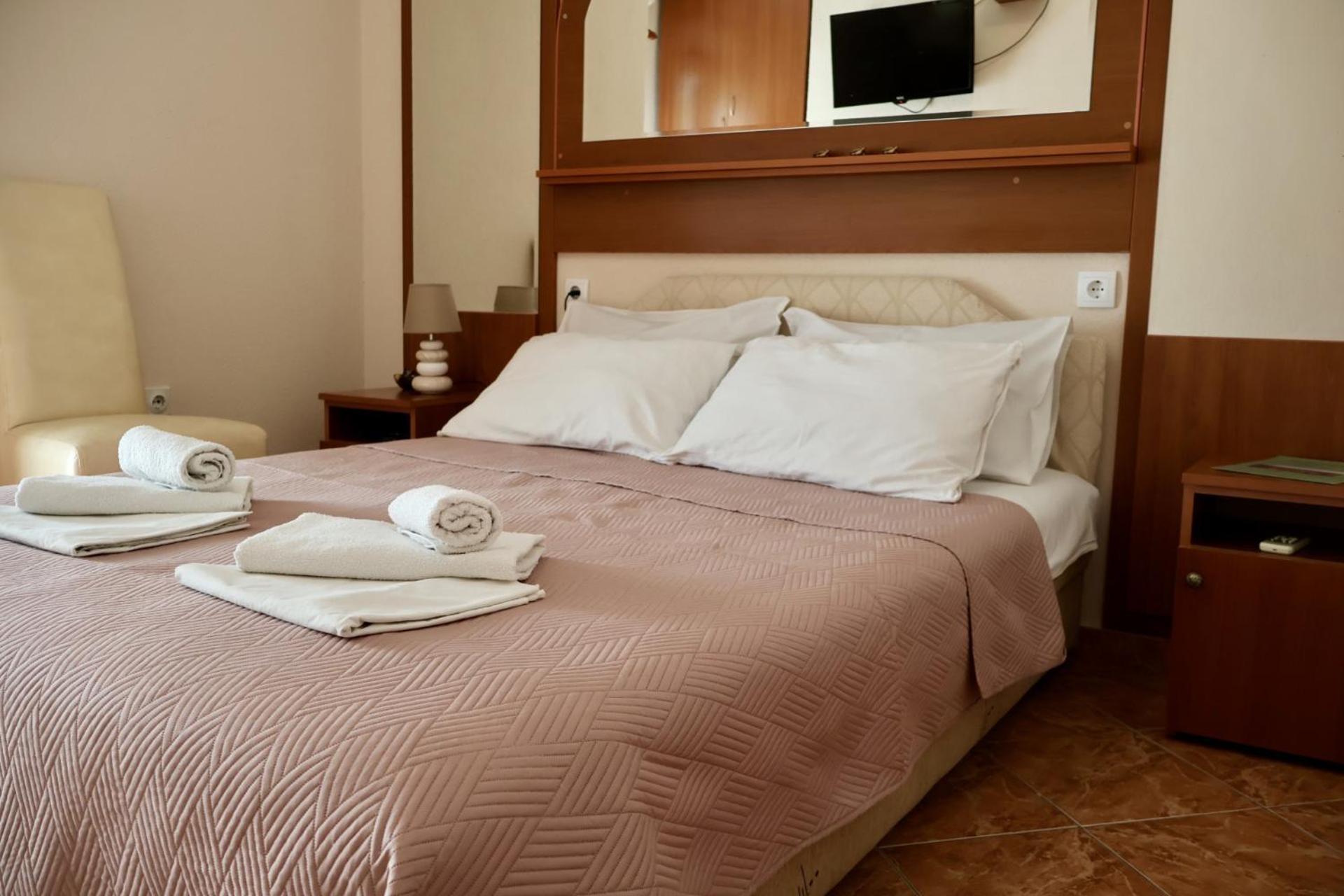 Pansion Nobel Hotel Petrovac Buitenkant foto