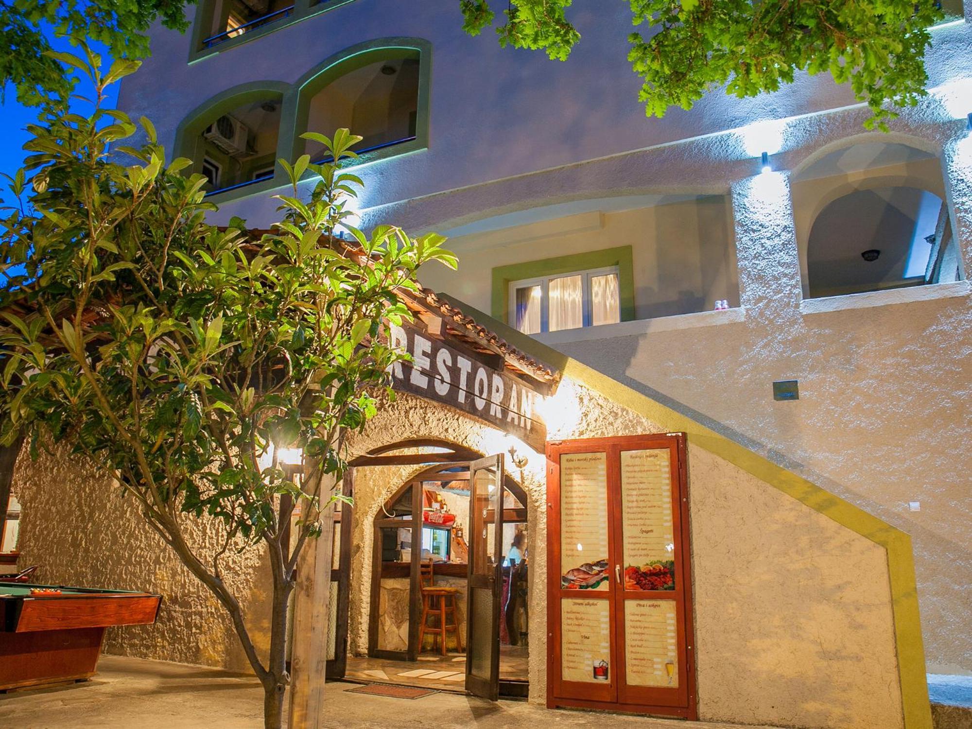 Pansion Nobel Hotel Petrovac Buitenkant foto