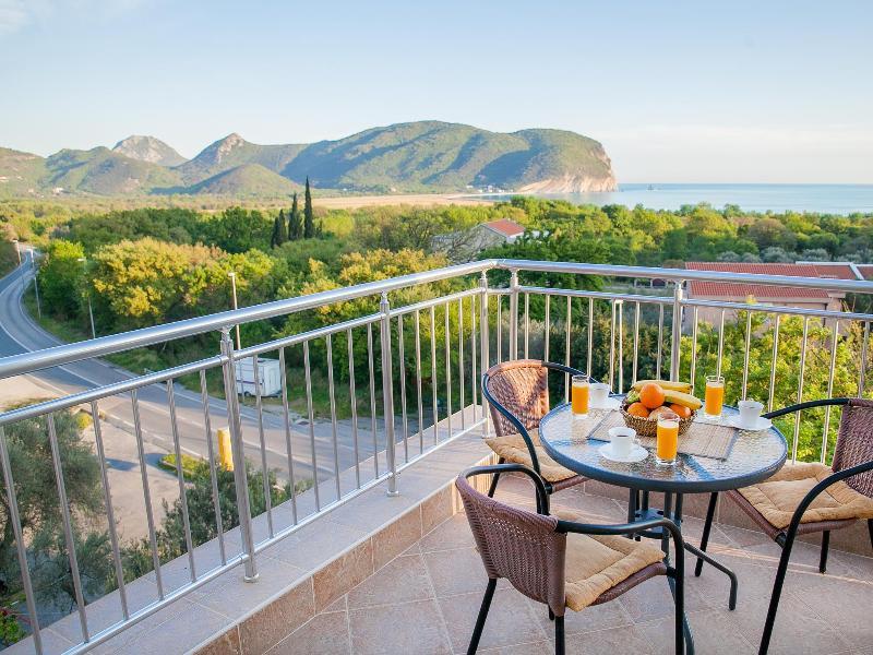 Pansion Nobel Hotel Petrovac Buitenkant foto