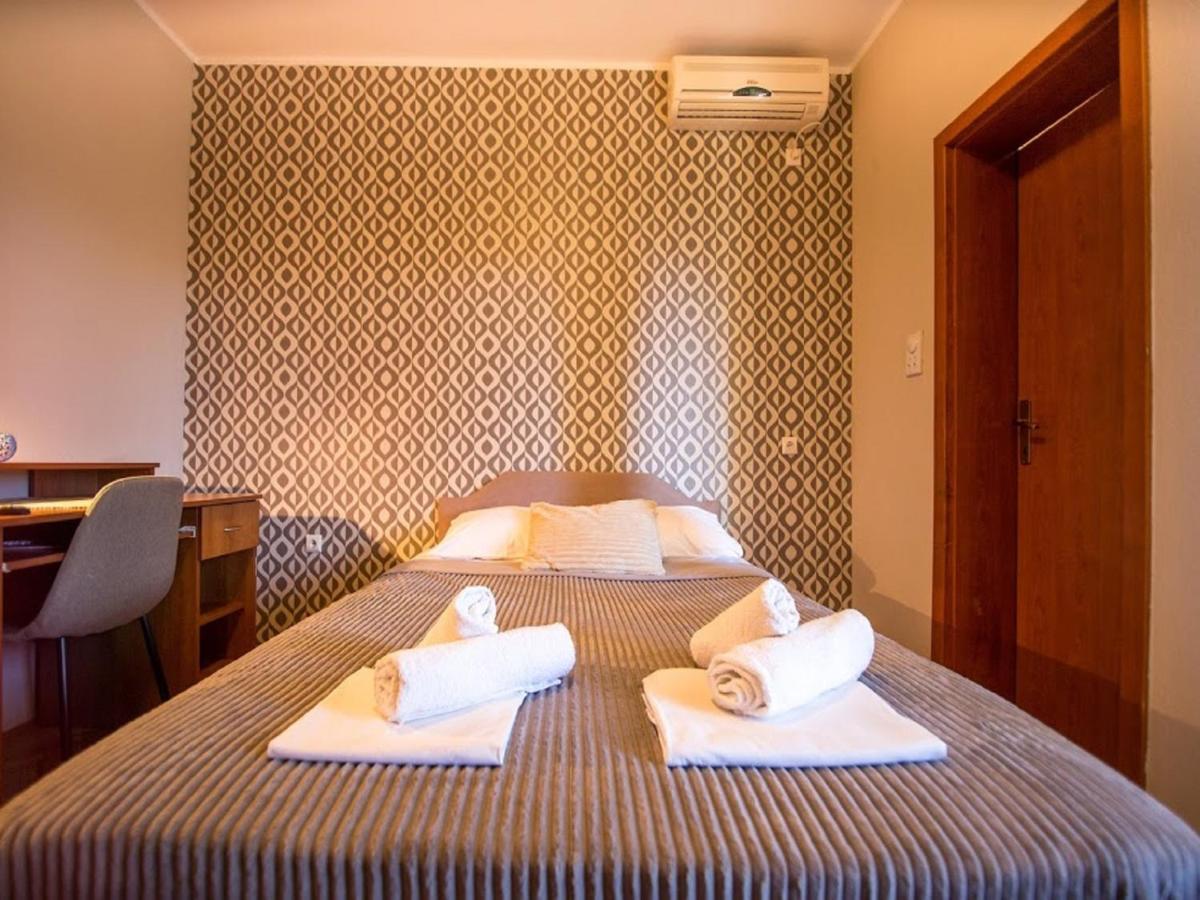 Pansion Nobel Hotel Petrovac Buitenkant foto