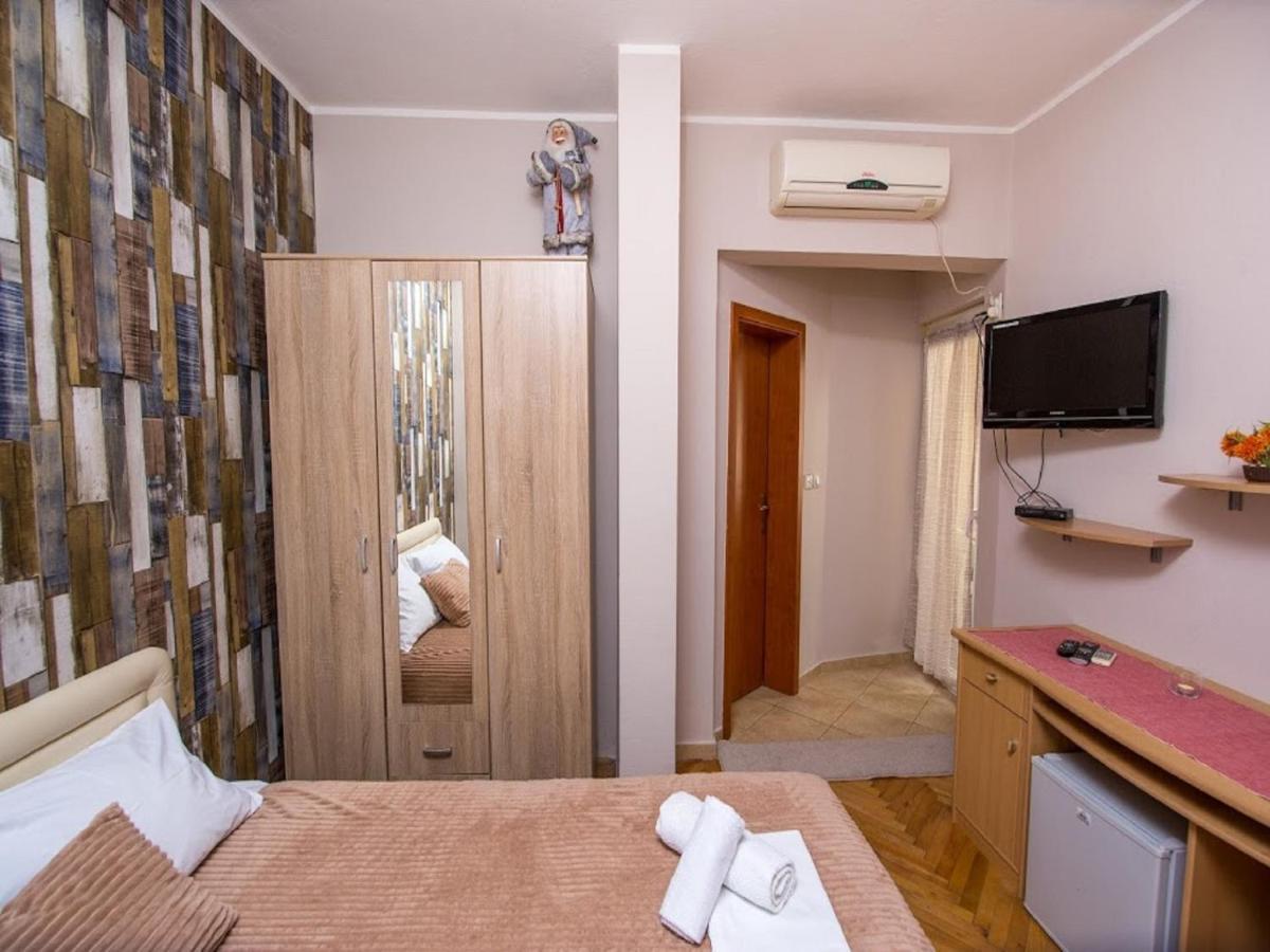 Pansion Nobel Hotel Petrovac Buitenkant foto